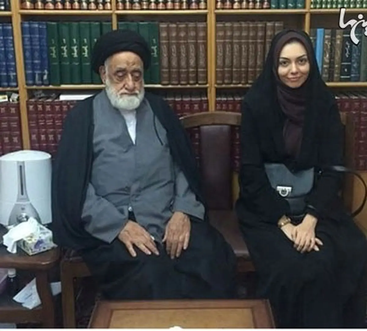 آزاده نامداری در کنار حاج آقا طباطبایی/ عکس