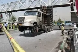 گیر افتادن کمپرسی زیر پل عابر پیاده خاوران/تصاویر