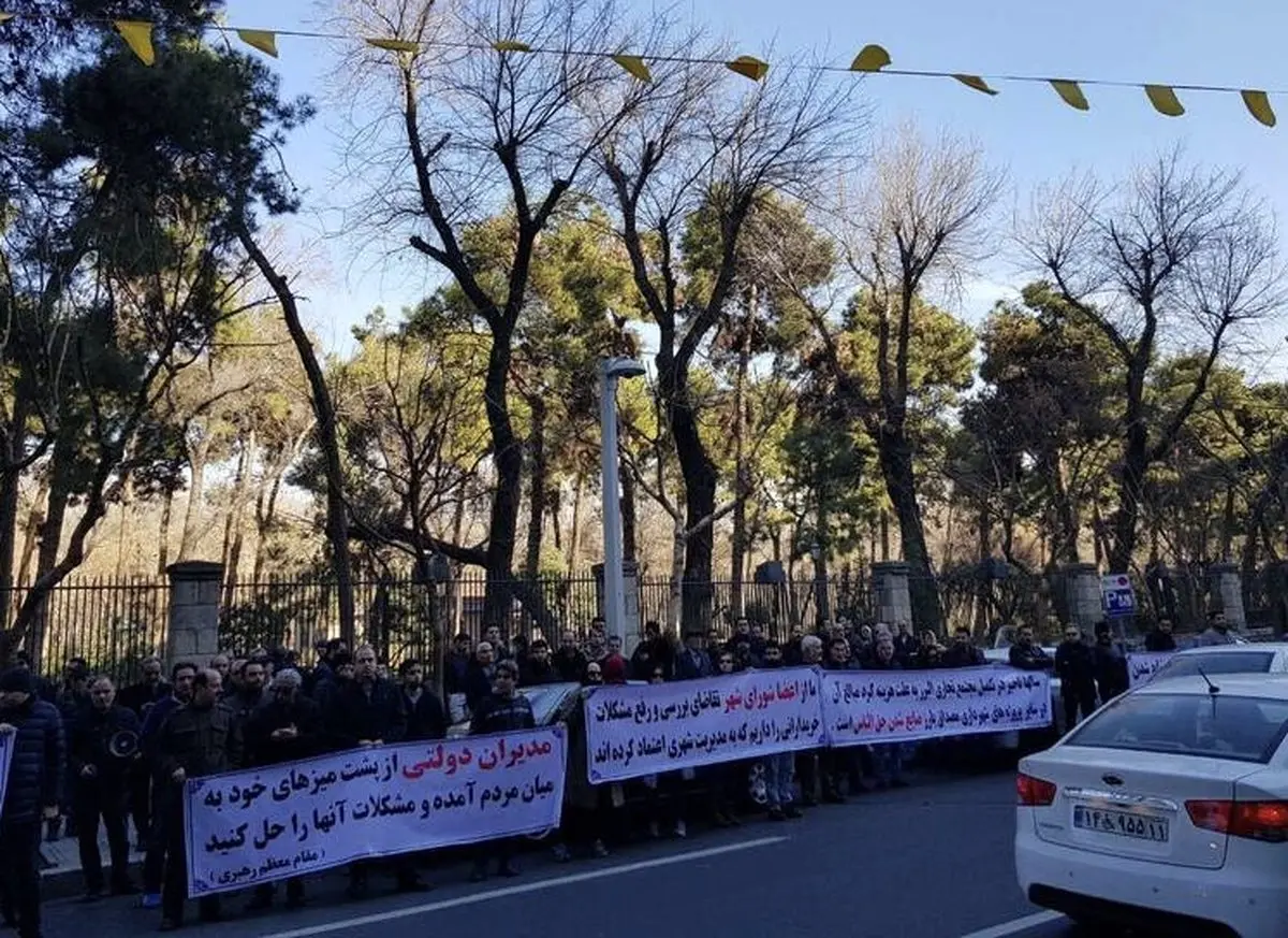 تجمع مالکان پروژه البرز در مقابل شورای شهر تهران/ عکس