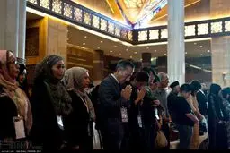 یک دقیقه سکوت به احترام قربانیان هواپیمای ناپدید شده مالزی/عکس