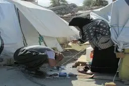 تصویری دردناک از استحمام مردم سرپل ذهاب در هوای سرد زمستان