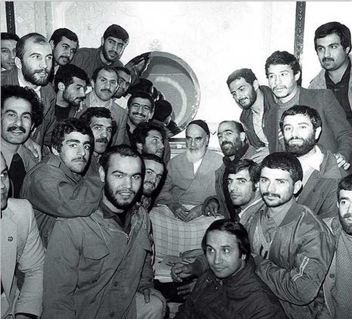 کارگران در محضر امام خمینی/ عکس