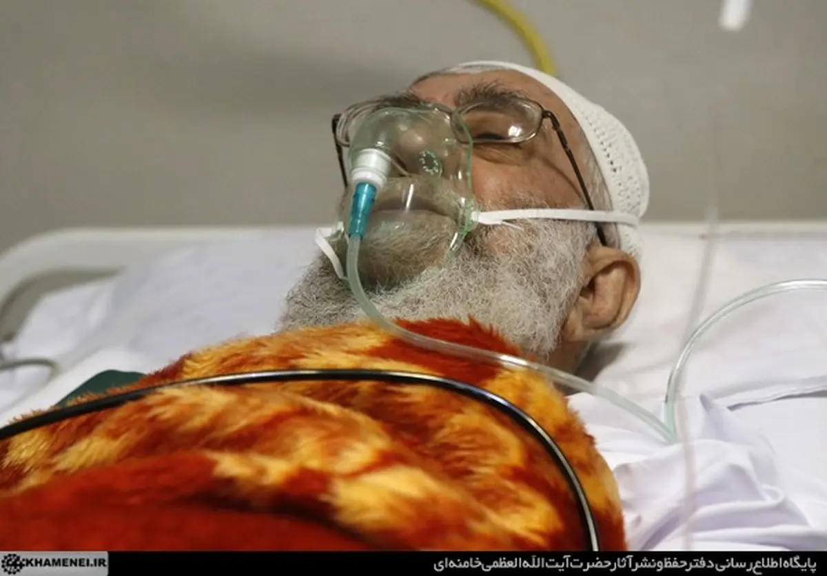 رهبر معظم انقلاب پس از انجام موفقیت‌آمیز عمل جراحی/ عکس