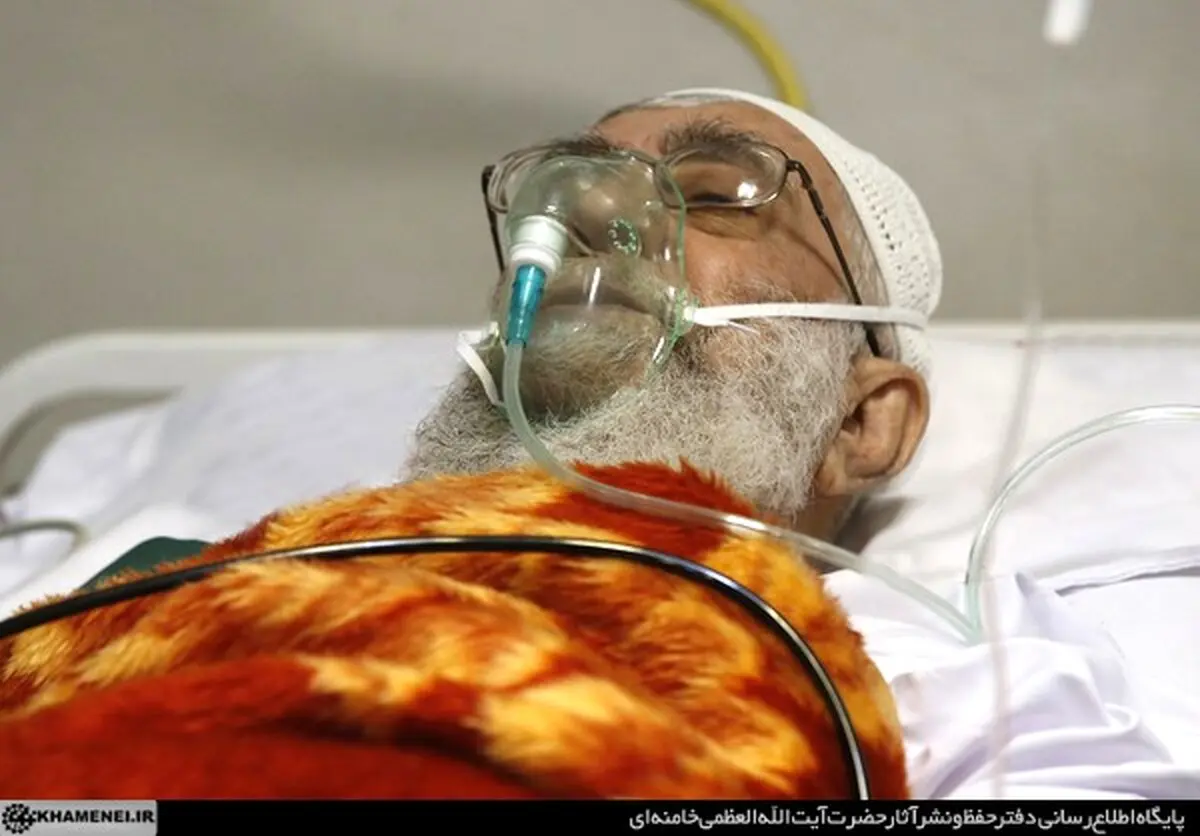 رهبر معظم انقلاب پس از انجام موفقیت‌آمیز عمل جراحی/ عکس