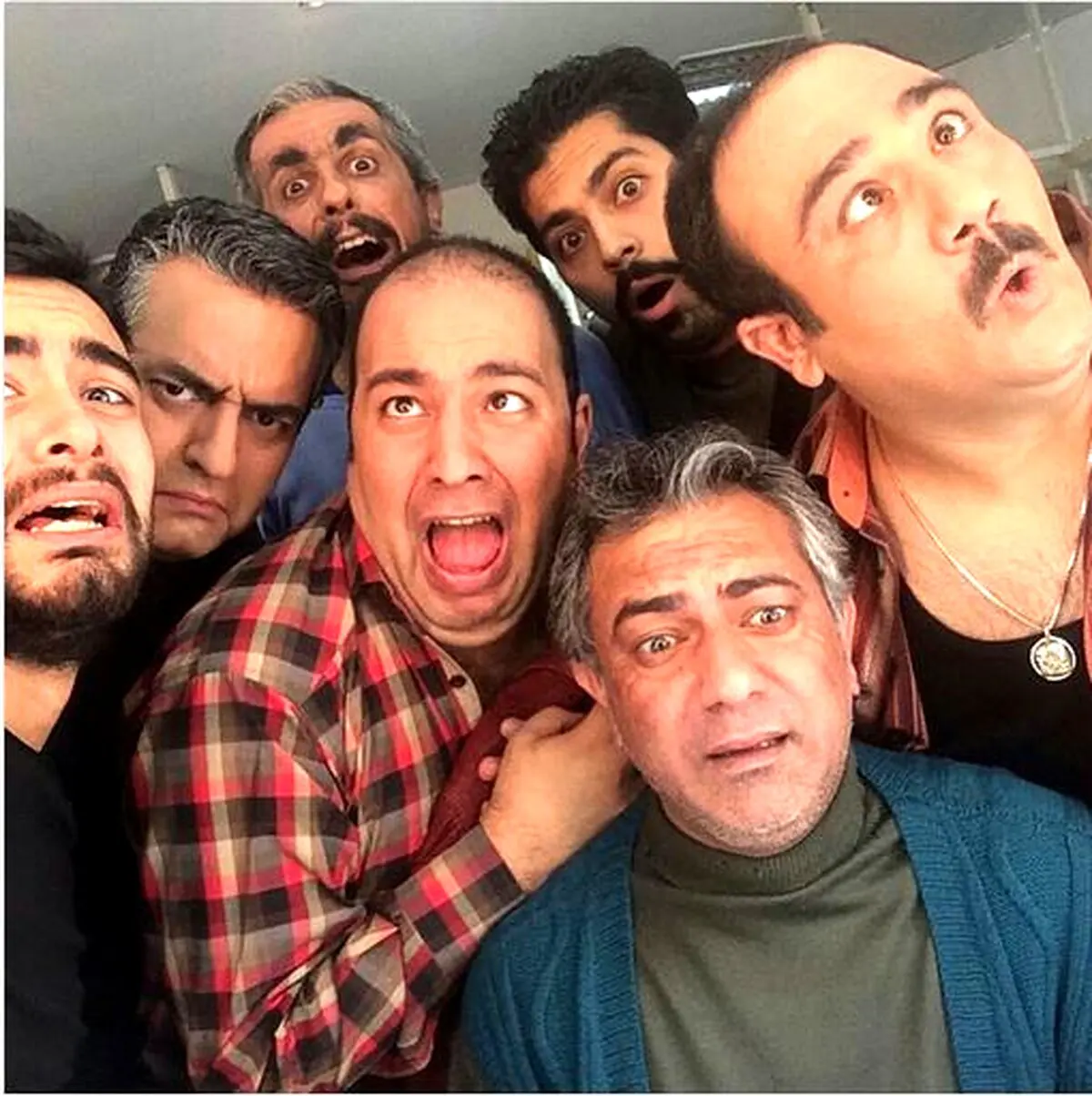 سلفی عجیب بازیگران سریال حاشیه بعد از شنیدن خبر تعطیلی این فیلم/ عکس