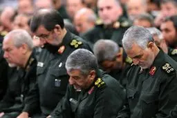 ژست مشترک از محسن رضایی و سردار سلیمانی/ عکس