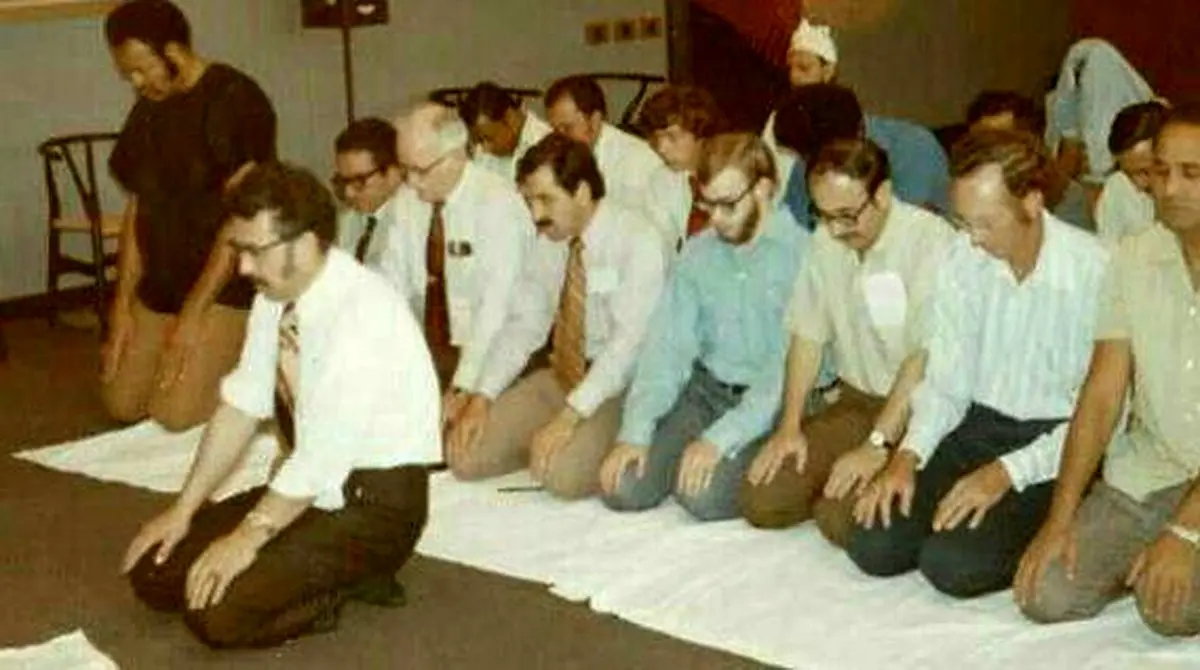 تصویری از نماز جماعت با اقتدا به ابراهیم یزدی، تگزاس، ۱۹۶۸ میلادی