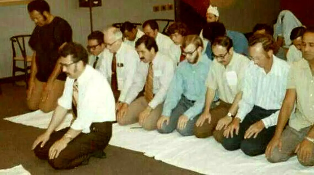 تصویری از نماز جماعت با اقتدا به ابراهیم یزدی، تگزاس، ۱۹۶۸ میلادی