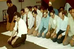تصویری از نماز جماعت با اقتدا به ابراهیم یزدی، تگزاس، ۱۹۶۸ میلادی