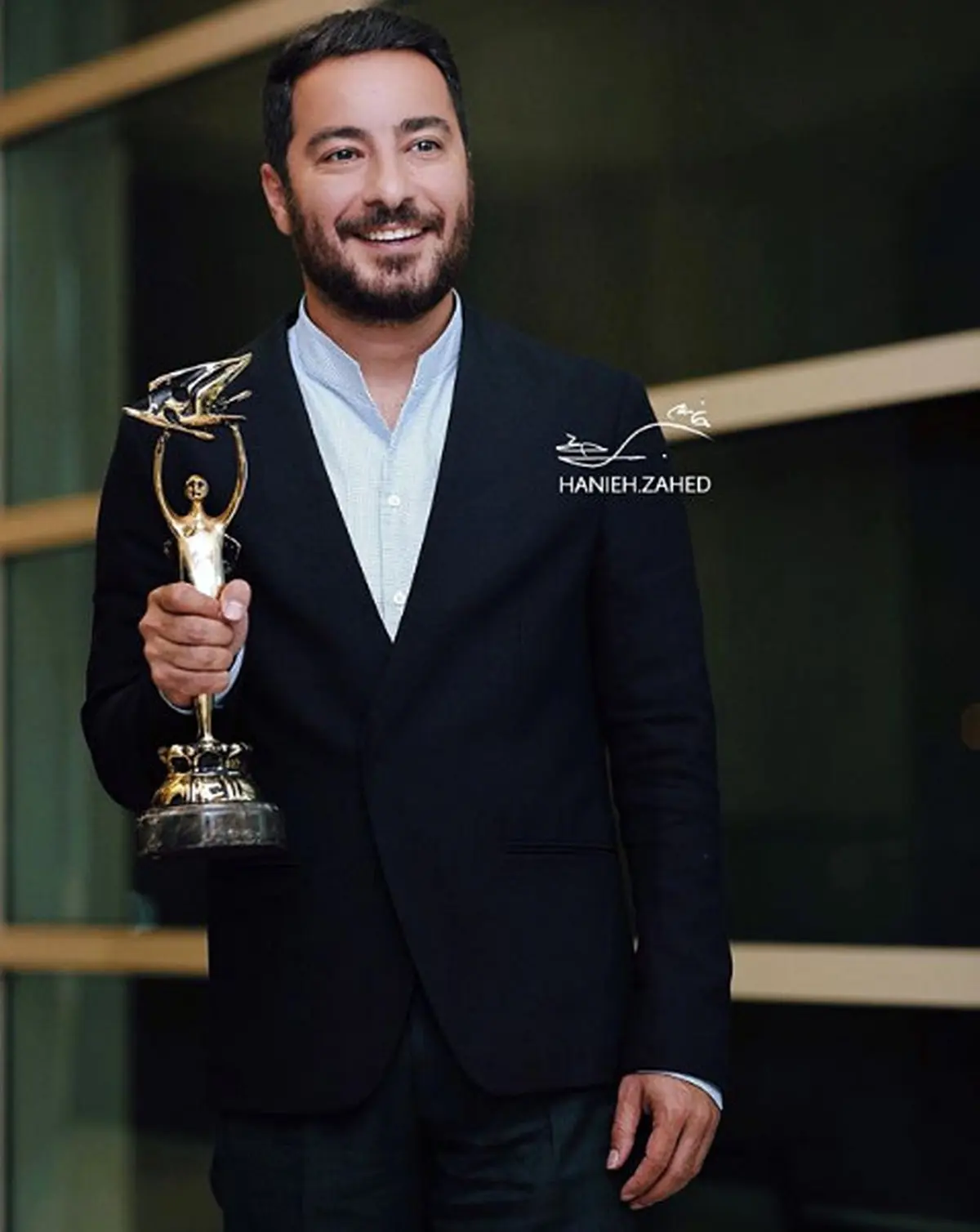 نوید محمدزاده و تندیس بهترین بازیگر مرد از جشن خانه سینما