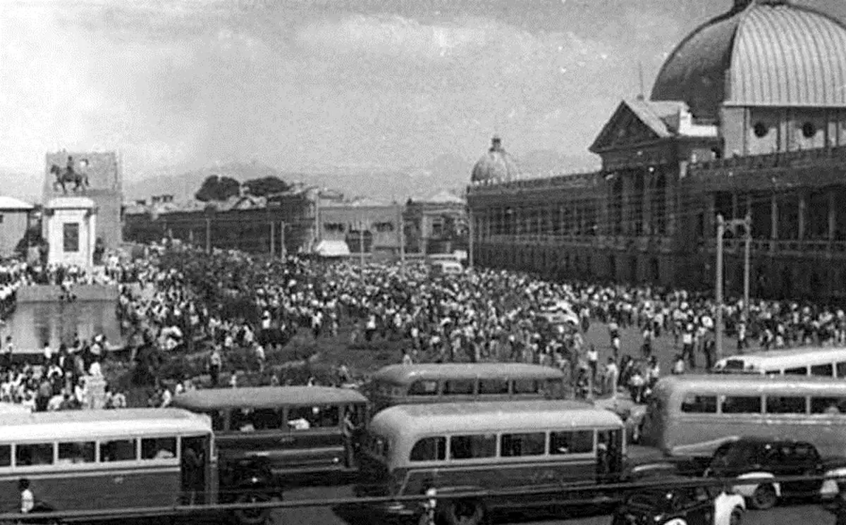 ترافیک میدان توپخانه تهران‎سال1332/عکس