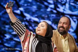 عکس / سلفی علی اوجی و نرگس محمدی در پشت صحنه برنامه روشن ترین شب