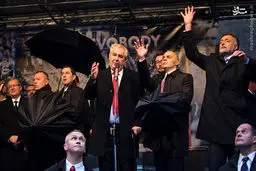 پرتاب تخم مرغ به رئیس جمهور چک/ تصاویر