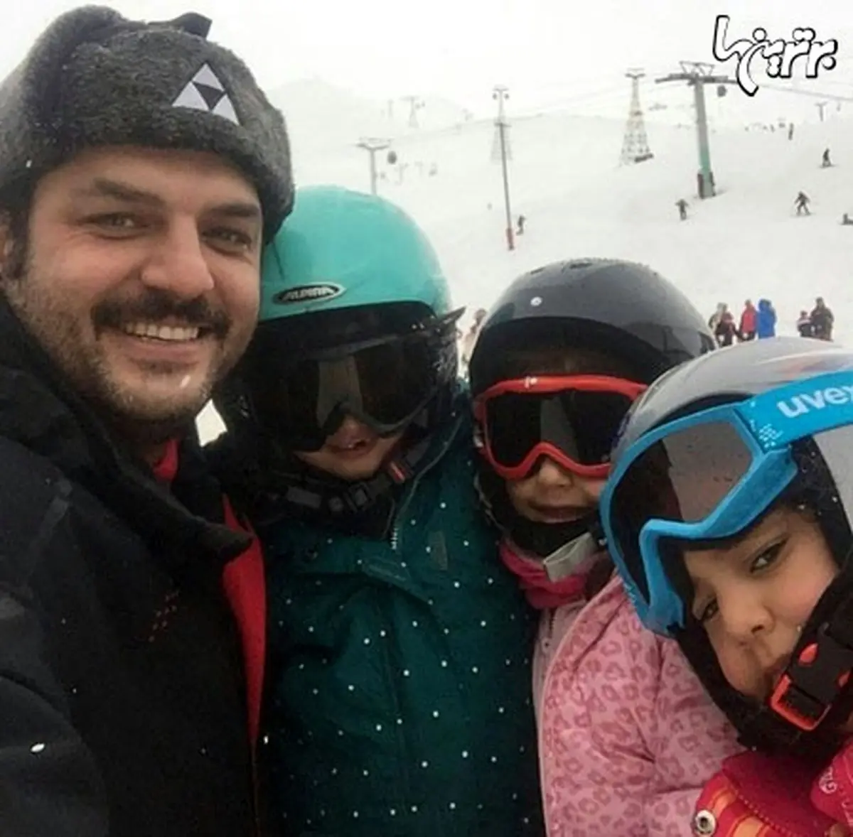 عکس سلفی سام درخشانی در کنار کودکان