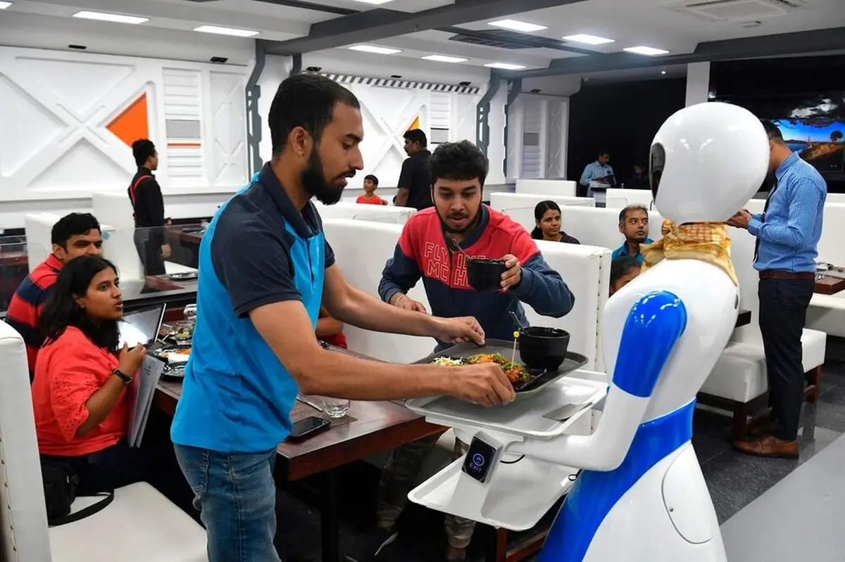 ربات هایی که گارسون رستورانند!