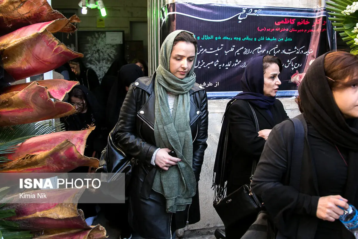 تصویری از ترانه علیدوستی در مراسم ختم مادر زهرا رهنورد