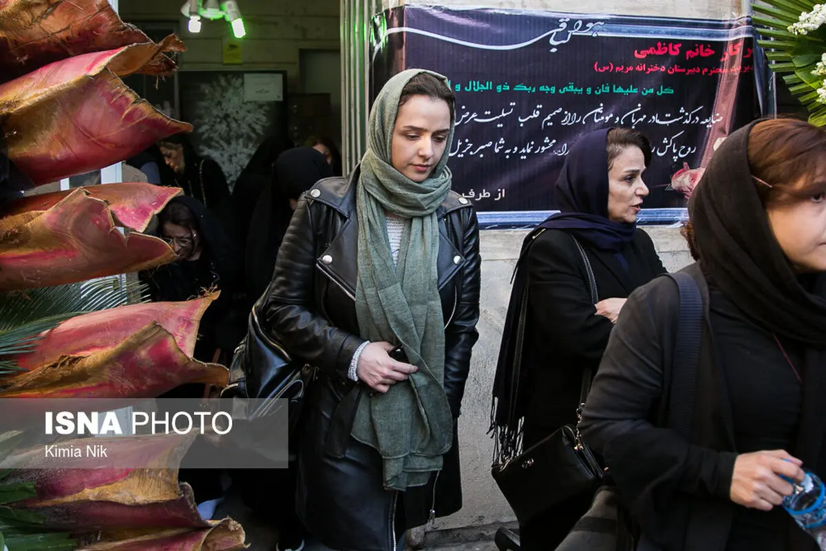 تصویری از ترانه علیدوستی در مراسم ختم مادر زهرا رهنورد