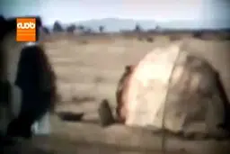 فیلم / رهبر انقلاب در حال امدادرسانی به مردم سیل‌زده ایرانشهر در دوران پهلوی