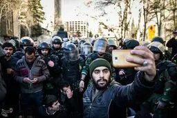 عکس: سلفی با یگان ضدشورش مقابل سفارت سعودی/تهران