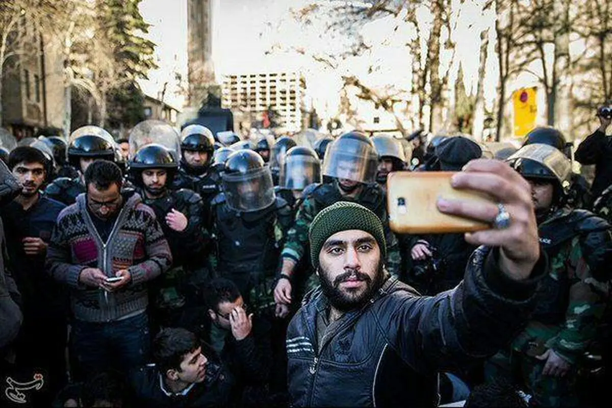 عکس: سلفی با یگان ضدشورش مقابل سفارت سعودی/تهران