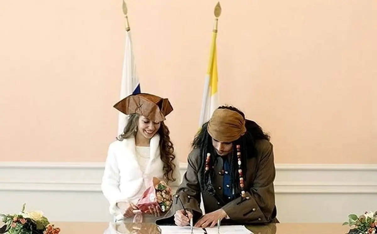 ازدواج با لباس دزدان دریایی در روسیه/عکس