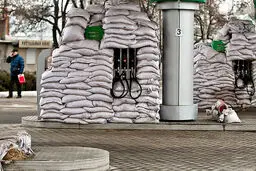 پمپ‎های بنزین این روزها در اوکراین/عکس