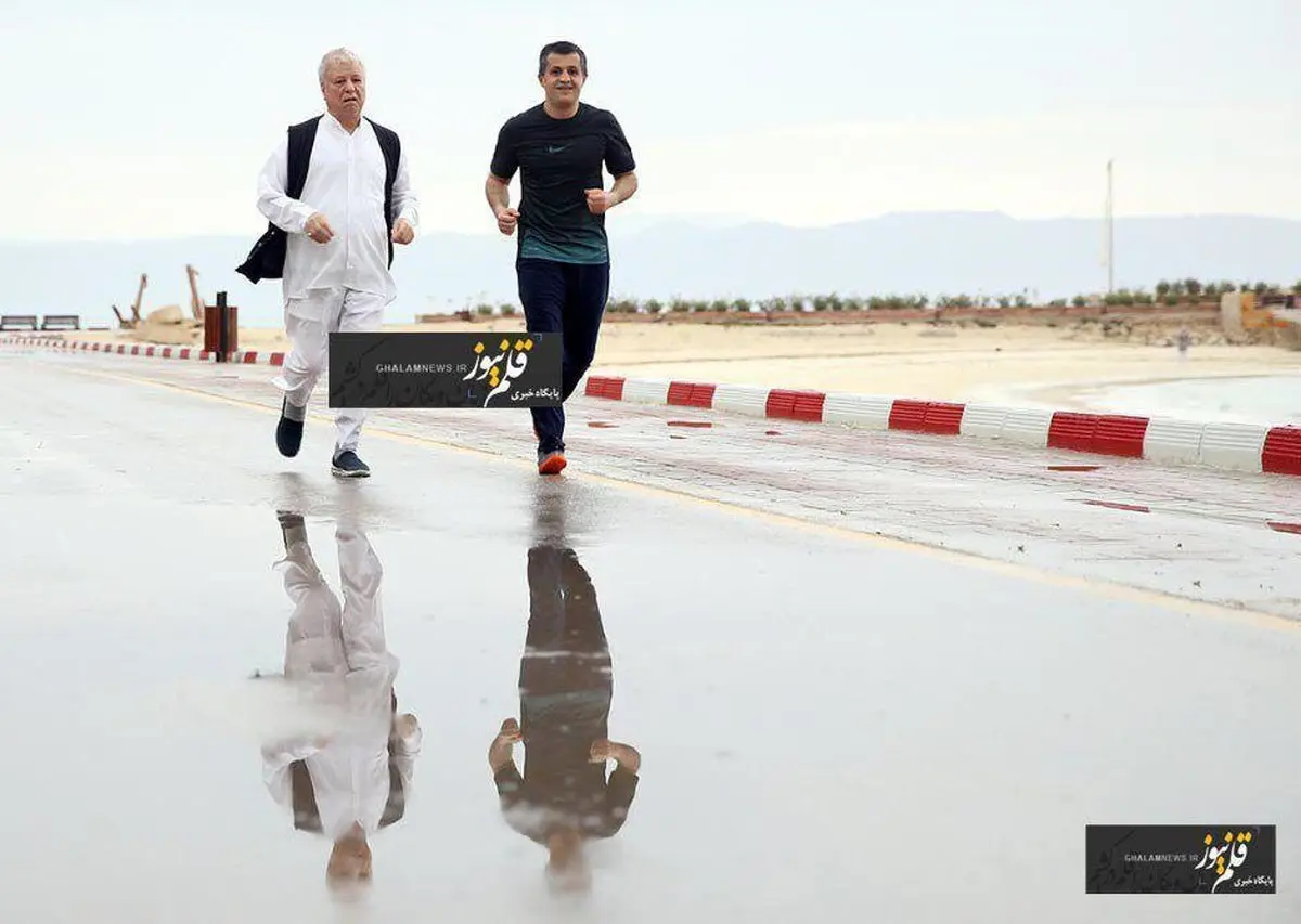 عکس کمتر دیده شده از آیت‌الله هاشمی و پسرش در حال ورزش کردن و دویدن