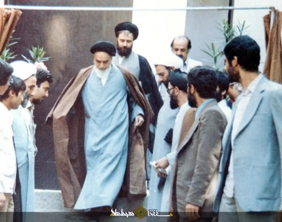 تصویری نادر و پر نشاط از امام خمینی (ره) در قبای آبی