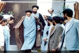 تصویری نادر و پر نشاط از امام خمینی (ره) در قبای آبی
