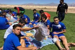 ‫آبگوشت خوری وسط زمین فوتبال!/ عکس‬‎