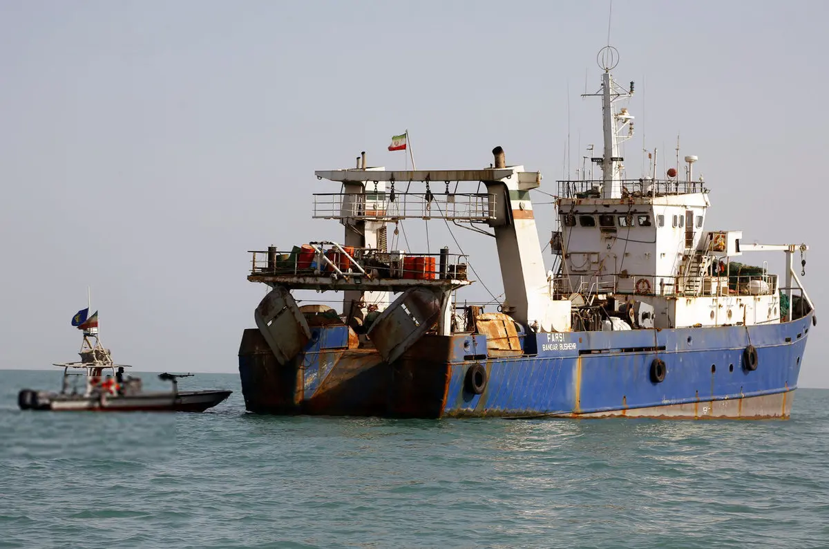توقیف کشتی های متخلف ترال در دریای عمان توسط سپاه + عکس