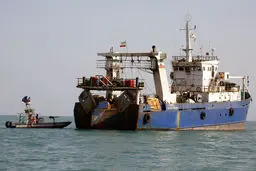 توقیف کشتی های متخلف ترال در دریای عمان توسط سپاه + عکس