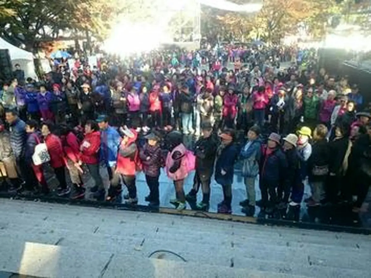 صف نذری مردم کره‌جنوبی در سئول!/تصاویر