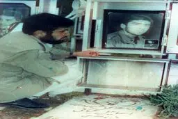 شهیدی بر مزار خویش!/عکس