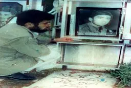 شهیدی بر مزار خویش!/عکس