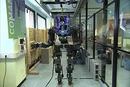 یک ربات همه ‌فن حریف نظامی/تیرانداز، آتش‌نشان، خنثی‌کننده بمب