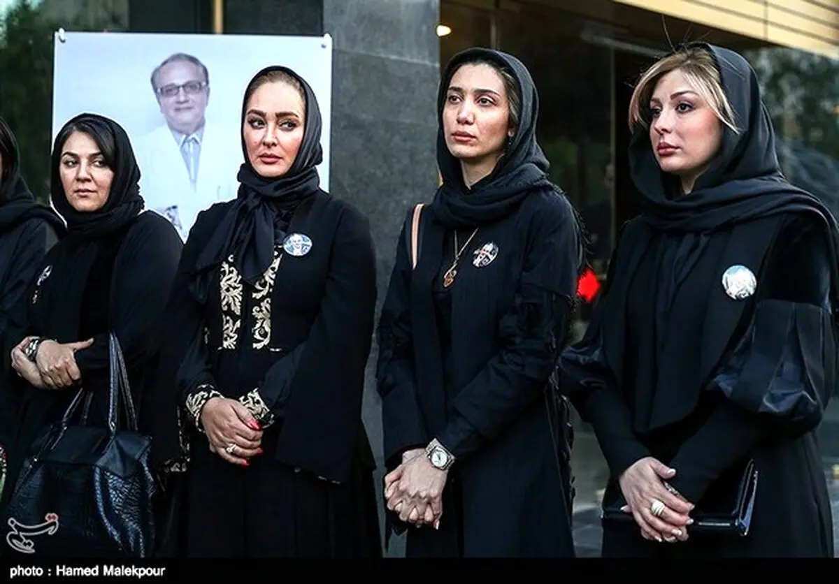تصویر علی معلم روی مانتوی نیوشا ضیغمی و الهام حمیدی/عکس