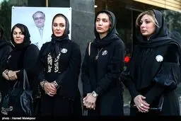 تصویر علی معلم روی مانتوی نیوشا ضیغمی و الهام حمیدی/عکس