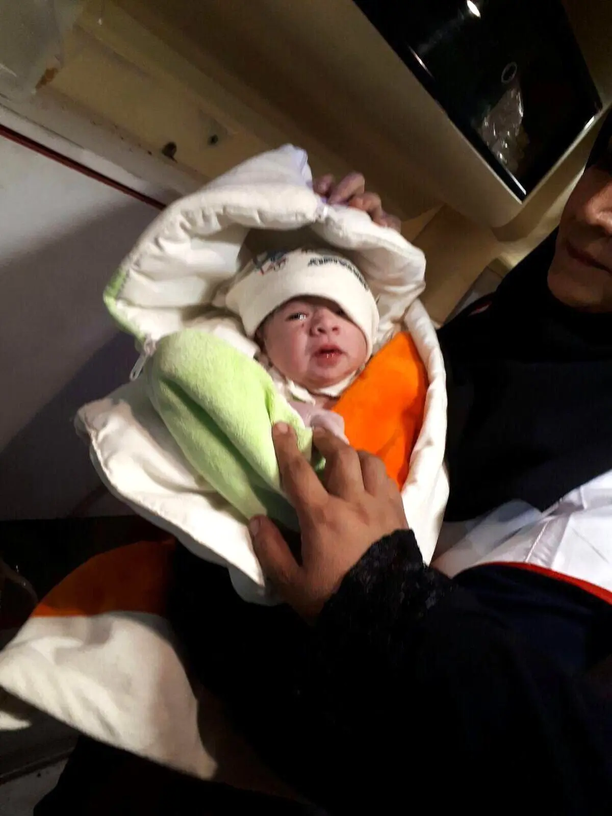 به دنیا آمدن نوزاد در جریان زلزله سرپل ذهاب/عکس