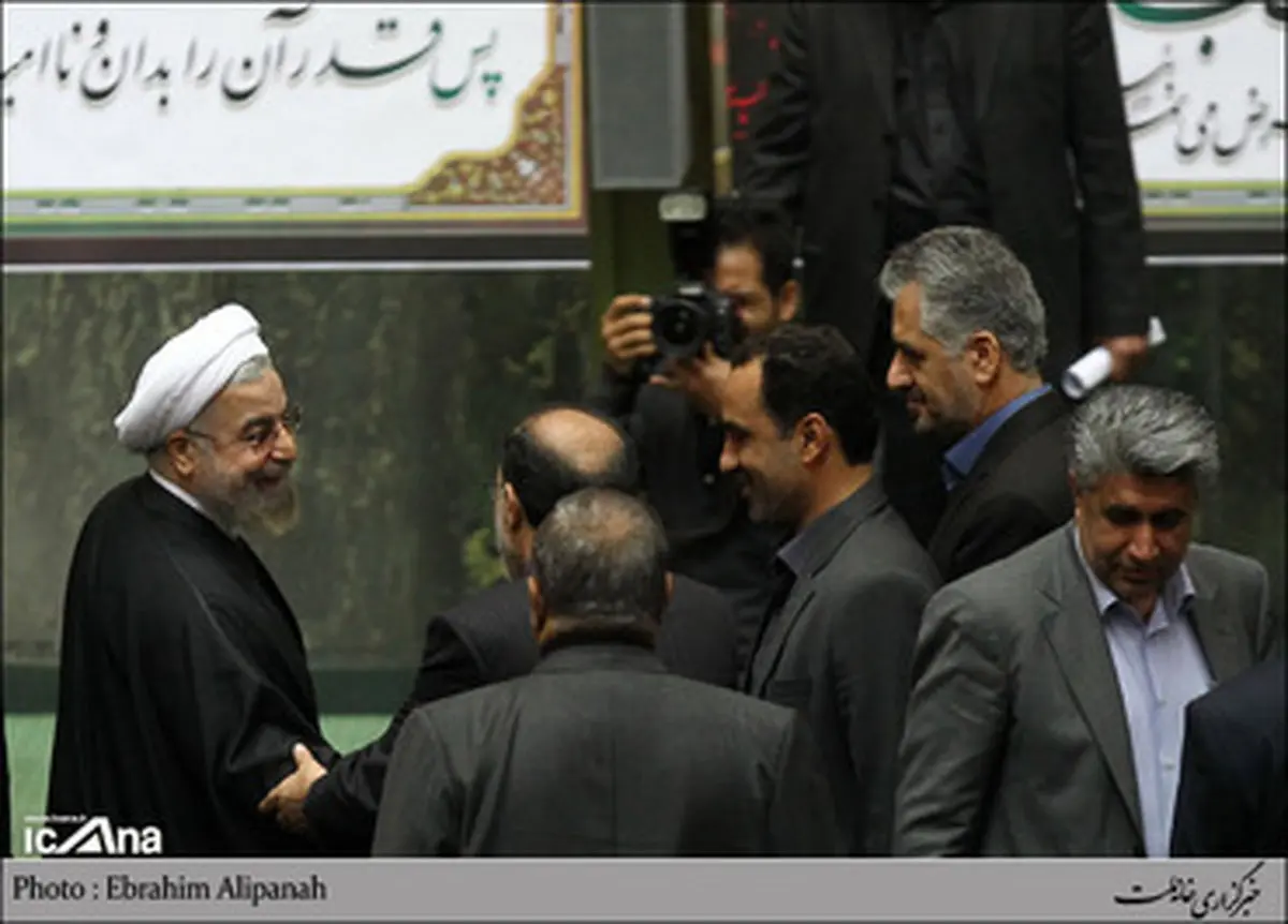 حاشیه های تصویری جلسه علنی مجلس/ از ورود روحانی با استقبال باهنر تا جلسه اضطراری نمایندگان پشت سر لاریجانی!