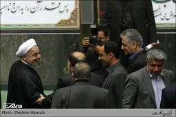 حاشیه های تصویری جلسه علنی مجلس/ از ورود روحانی با استقبال باهنر تا جلسه اضطراری نمایندگان پشت سر لاریجانی!