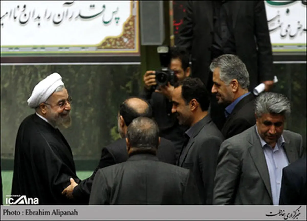 حاشیه های تصویری جلسه علنی مجلس/ از ورود روحانی با استقبال باهنر تا جلسه اضطراری نمایندگان پشت سر لاریجانی!