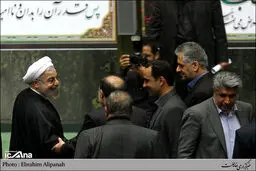 حاشیه های تصویری جلسه علنی مجلس/ از ورود روحانی با استقبال باهنر تا جلسه اضطراری نمایندگان پشت سر لاریجانی!