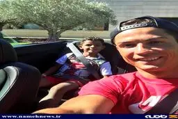 سلفی جالب رونالدو و پسرش در خودرو/عکس
