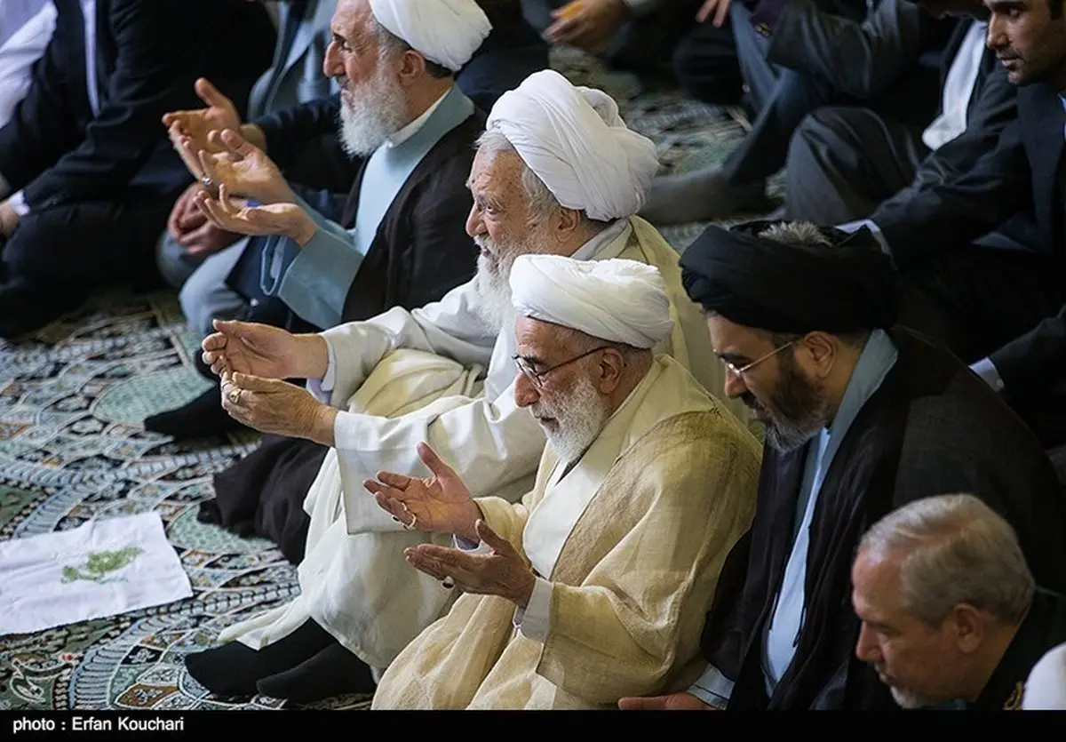 رئیس مجلس خبرگان در نماز جمعه/ عکس