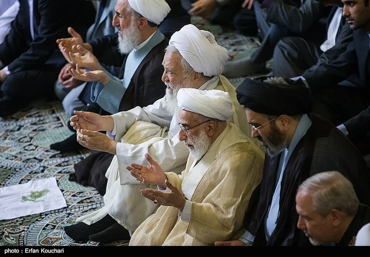 رئیس مجلس خبرگان در نماز جمعه/ عکس