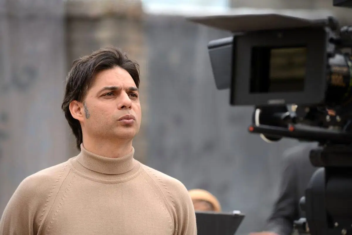 تصویری از پیمان معادی در پشت صحنه فیلم "بمب"