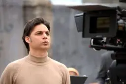 تصویری از پیمان معادی در پشت صحنه فیلم "بمب"