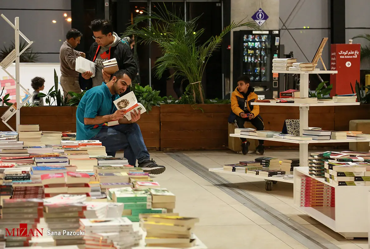 عکس / کتابخوانی روی کتاب ها!