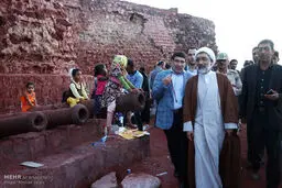 مراسم اهدا 60 درصد سهام معدن خاک سرخ به اهالی جزیره هرمز با حضور وزیر دادگستری /گزارش تصویری